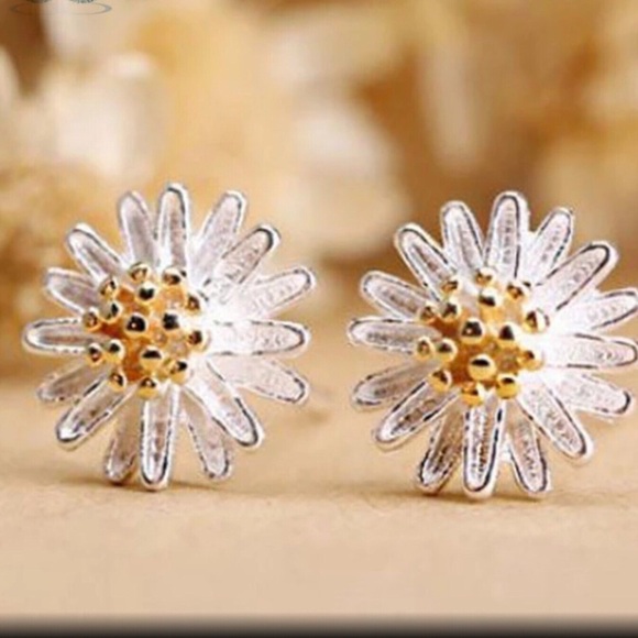 DAINTY DAISY FLOWER POST EARRINGS #347 - Picture 3 of 3